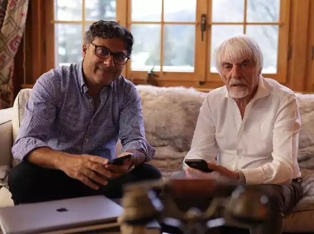 Titel-Bild zur News: Regisseur und Produzenz Manish Pandey mit dem langjährigen Formel-1-Chef Bernie Ecclestone, über den nun eine achtteilige Dokumentation erscheint