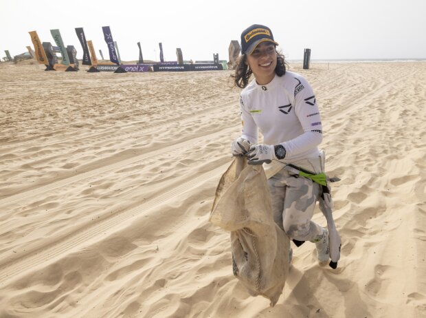 Extreme E: Jamie Chadwick am Strand von Lac Rose im Senegal Extreme E: Jamie Chadwick am Strand von Lac Rose im Senegal