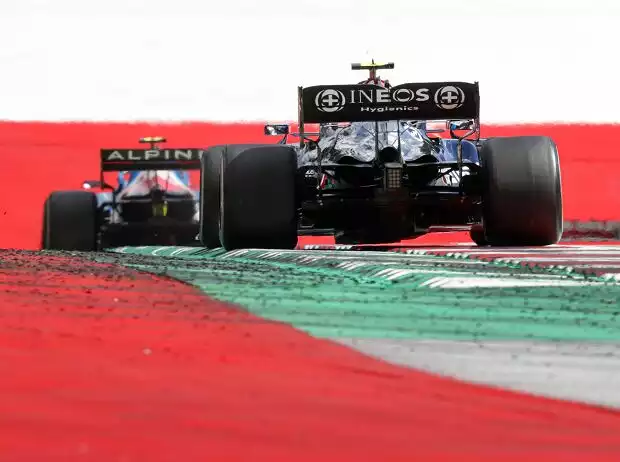Valtteri Bottas (Mercedes) hinter einem Alpine im Steiermark-Grand-Prix 2021 auf dem Red-Bull-Ring in Spielberg Titel-Bild zur News: Valtteri Bottas (Mercedes) hinter einem Alpine im Steiermark-Grand-Prix 2021 auf dem Red-Bull-Ring in Spielberg