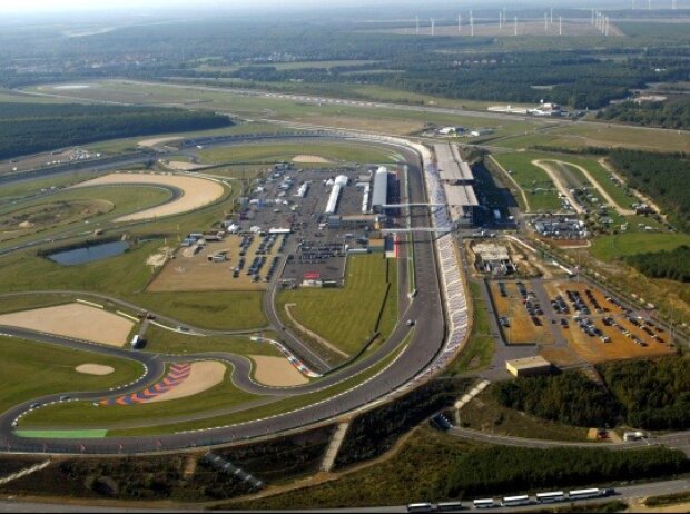 Der Lausitzring verfügt über drei Steilkurven.