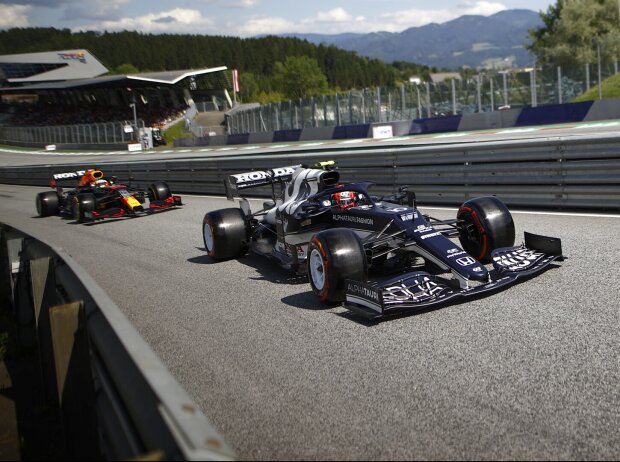 Pierre Gasly im AlphaTauri AT02 vor Max Verstappen im Red Bull RB16B beim Österreich-Grand-Prix 2021 in Spielberg Pierre Gasly im AlphaTauri AT02 vor Max Verstappen im Red Bull RB16B beim Österreich-Grand-Prix 2021 in Spielberg