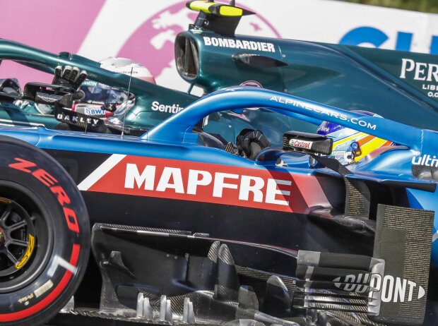 Titel-Bild zur News: Sebastian Vettel (Aston Martin) entschuldigt sich im Qualifying zum Grand Prix von Österreich auf dem Red-Bull-Ring in Spielberg 2021 bei Fernando Alonso (Alpine) dafür, dass er ihn blockiert hat