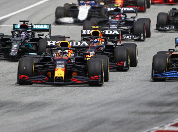 Titel-Bild zur News: Max Verstappen (Red Bull) gewinnt den Start beim Grand Prix von Österreich auf dem Red-Bull-Ring in Spielberg 2021
