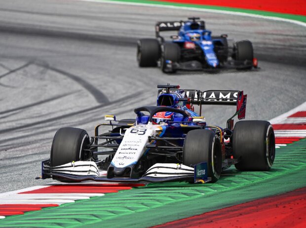 George Russell (Williams) wird beim Großen Preis von Österreich der Formel 1 in Spielberg von Fernando Alonso (Alpine) verfolgt