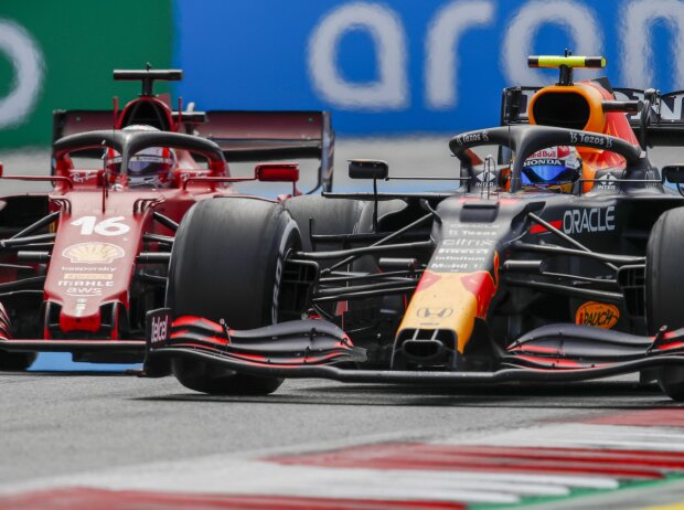 Titel-Bild zur News: Sergio Perez im Red Bull RB16B gegen Charles Leclerc im Ferrari SF21 beim Grand Prix von Österreich der Formel 1 2021 in Spielberg