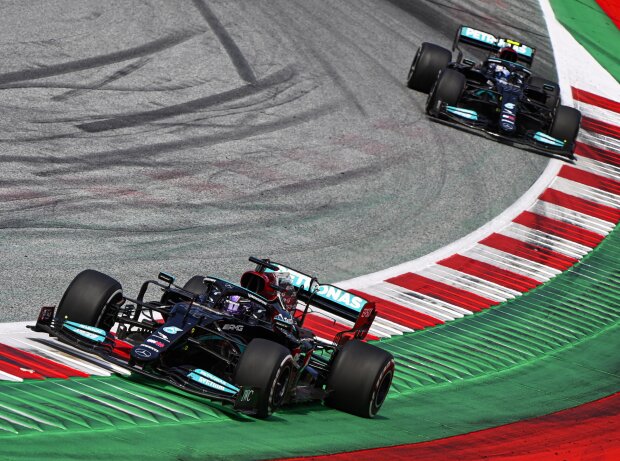 Titel-Bild zur News: Lewis Hamilton vor Valtteri Bottas (beide Mercedes) beim Großen Preis von Österreich in Spielberg