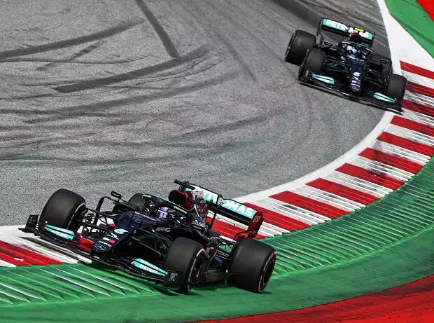 Lewis Hamilton vor Valtteri Bottas (beide Mercedes) beim Großen Preis von Österreich in Spielberg Titel-Bild zur News: Lewis Hamilton vor Valtteri Bottas (beide Mercedes) beim Großen Preis von Österreich in Spielberg