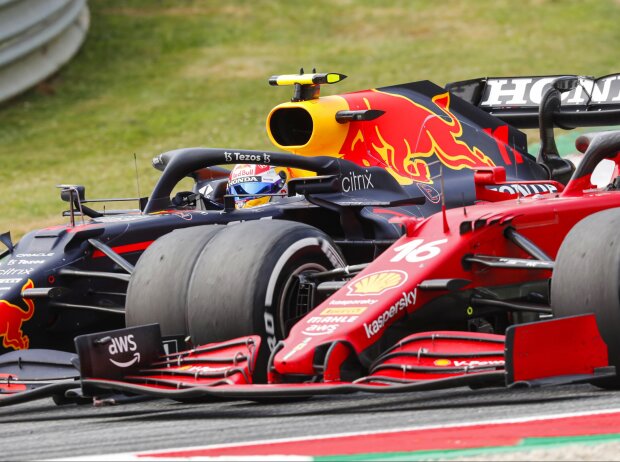 Sergio Perez (Red Bull) und Charles Leclerc (Ferrari) im Duell auf dem Red Bull Ring (Spielberg) Sergio Perez (Red Bull) und Charles Leclerc (Ferrari) im Duell auf dem Red Bull Ring (Spielberg)