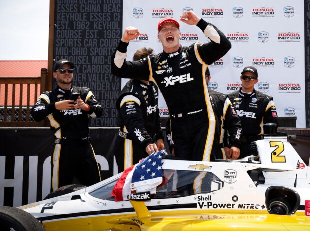 Titel-Bild zur News: Josef Newgarden (Team Penske) bejubelt in Mid-Ohio seinen ersten IndyCar-Sieg 2021