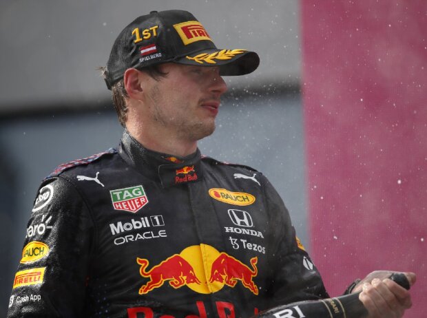 Titel-Bild zur News: Max Verstappen (Red Bull) bei der Siegerehrung nach dem Großen Preis von Österreich der Formel 1 auf dem Red-Bull-Ring in Spielberg