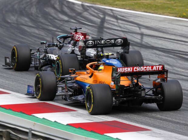 Lewis Hamilton im Mercedes W12 und Lando Norris im McLaren MCL35M beim Grand Prix von Österreich der Formel 1 2021 in Spielberg