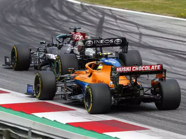 Lewis Hamilton im Mercedes W12 und Lando Norris im McLaren MCL35M beim Grand Prix von Österreich der Formel 1 2021 in Spielberg Titel-Bild zur News: Lewis Hamilton im Mercedes W12 und Lando Norris im McLaren MCL35M beim Grand Prix von Österreich der Formel 1 2021 in Spielberg