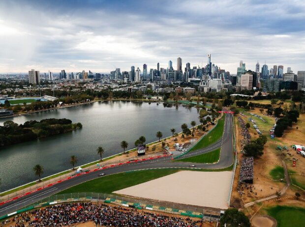 Titel-Bild zur News: Luftaufnahme vom Albert Park mit der Skyline Melbournes im Hintergrund