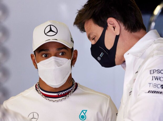 Titel-Bild zur News: Lewis Hamilton mit Mercedes-Teamchef Toto Wolff