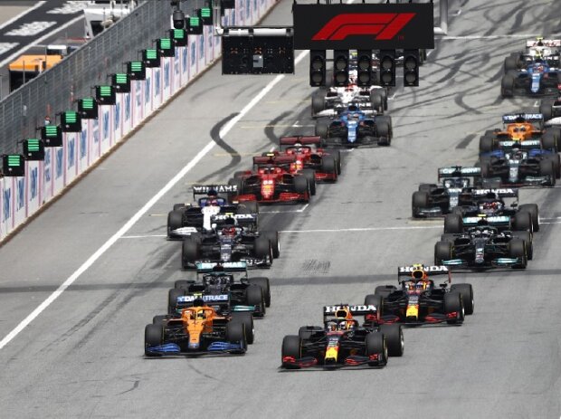 Titel-Bild zur News: Lando Norris (McLaren) und Max Verstappen (Red Bull) am Start zum Österreich-Grand-Prix der Formel 1
