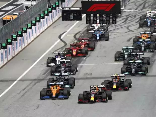 Lando Norris (McLaren) und Max Verstappen (Red Bull) am Start zum Österreich-Grand-Prix der Formel 1 Titel-Bild zur News: Lando Norris (McLaren) und Max Verstappen (Red Bull) am Start zum Österreich-Grand-Prix der Formel 1
