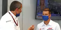Teamchef Günther Steiner (l.) und Formel-1-Pilot Mick Schumacher (beide Haas) im Gespräch