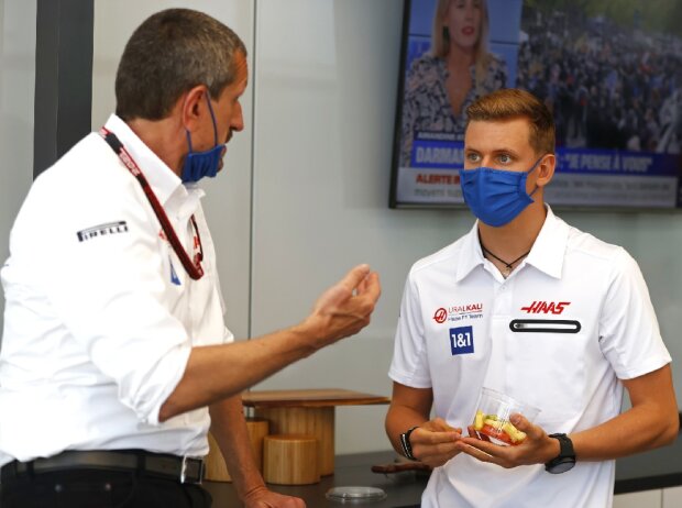 Titel-Bild zur News: Teamchef Günther Steiner (l.) und Formel-1-Pilot Mick Schumacher (beide Haas) im Gespräch