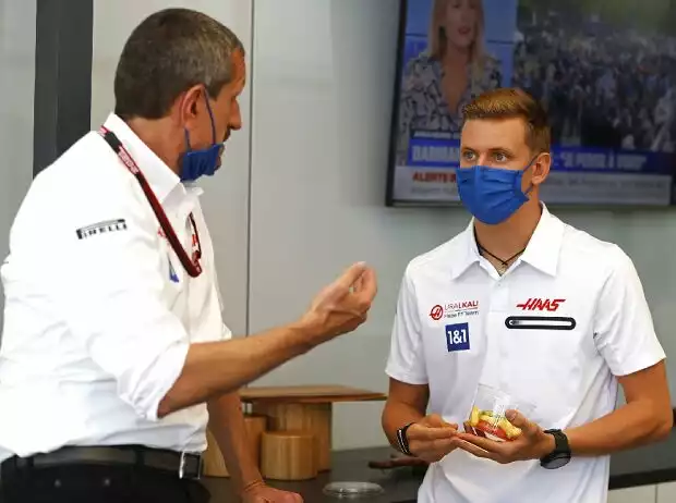 Teamchef Günther Steiner (l.) und Formel-1-Pilot Mick Schumacher (beide Haas) im Gespräch Titel-Bild zur News: Teamchef Günther Steiner (l.) und Formel-1-Pilot Mick Schumacher (beide Haas) im Gespräch