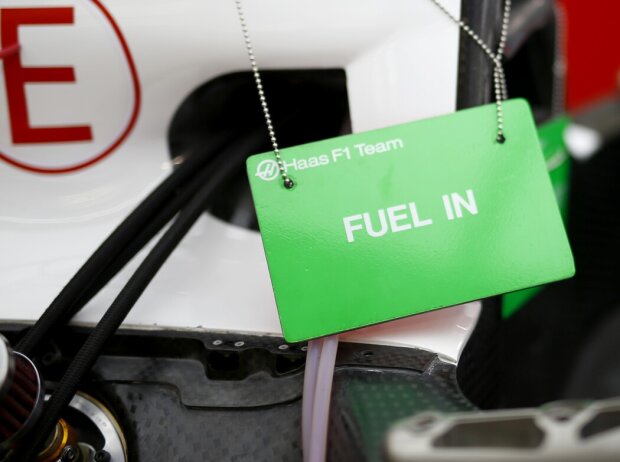 "Fuel in"-Schild "Fuel in"-Schild