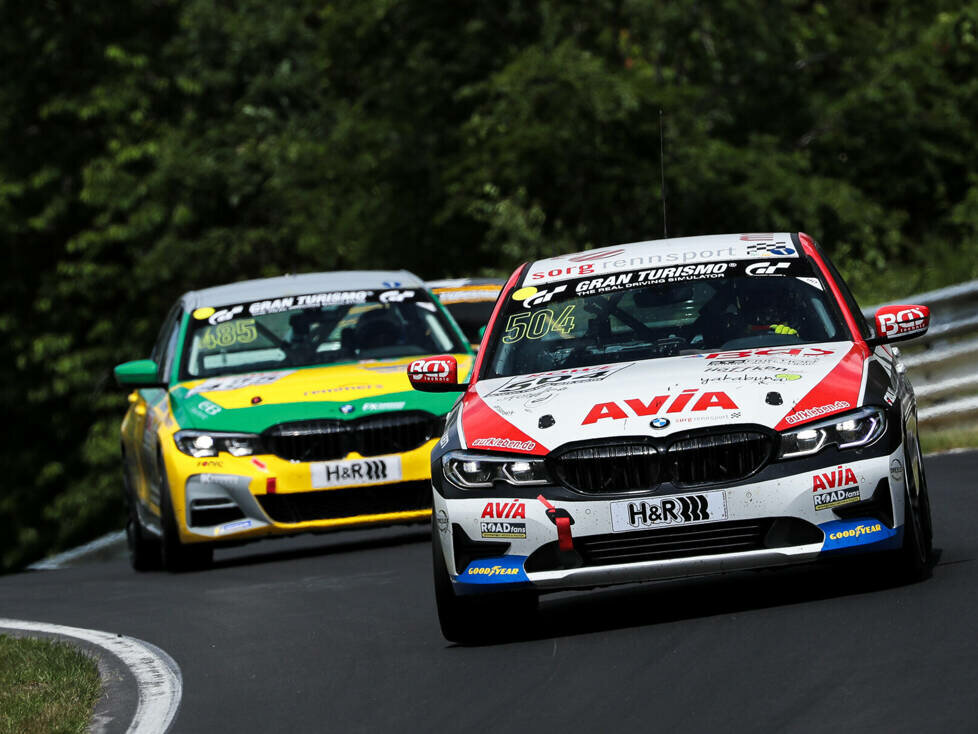 Rennfahrzeuge der Nürburgring-Langstrecken-Serie auf der Nordschleife
