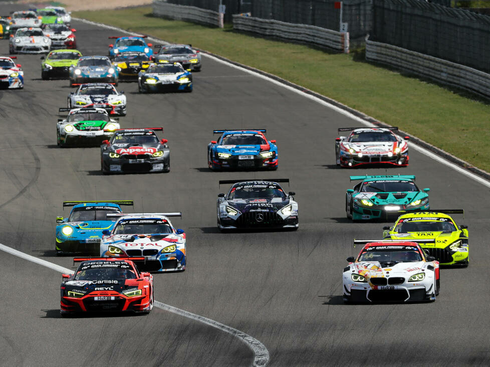 Start zu einem Rennen der Nürburgring-Langstrecken-Serie (NLS, vomals VLN)
