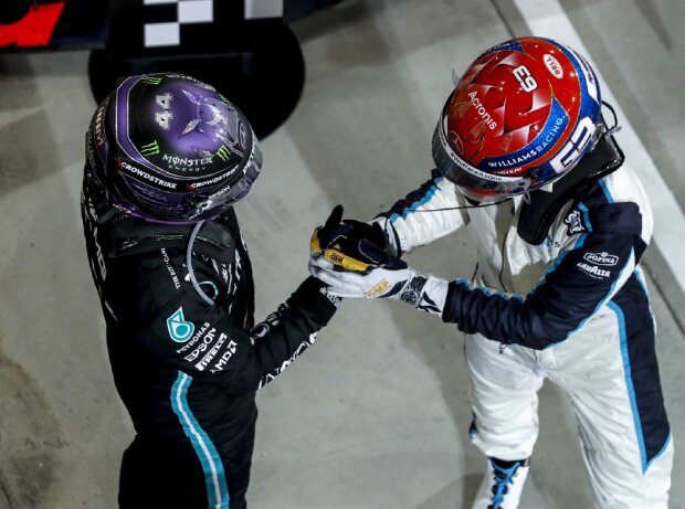 Lewis Hamilton (Mercedes) und George Russell (Williams) reichen sich die Hände