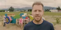 Sebastian Vettel hat am Rande des Grand Prix von Österreich in Zeltweg gemeinsam mit einer Volksschulklasse ein Bienenhotel gebaut