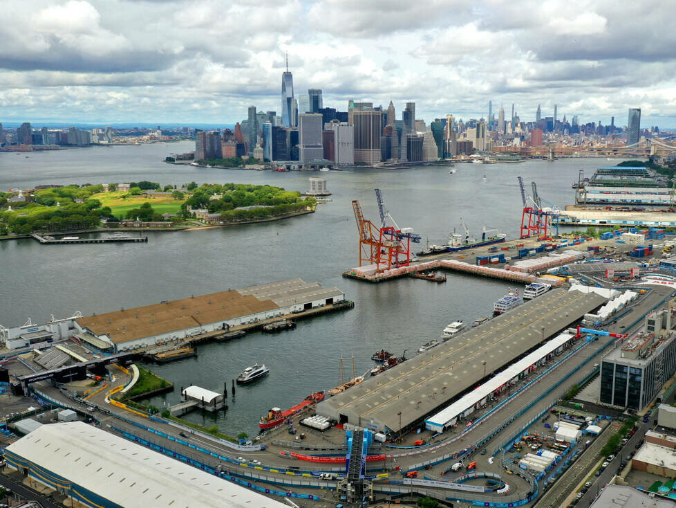Brooklyn Street Circuit in New York mit Skyline von Manhattan im Hintergrund
