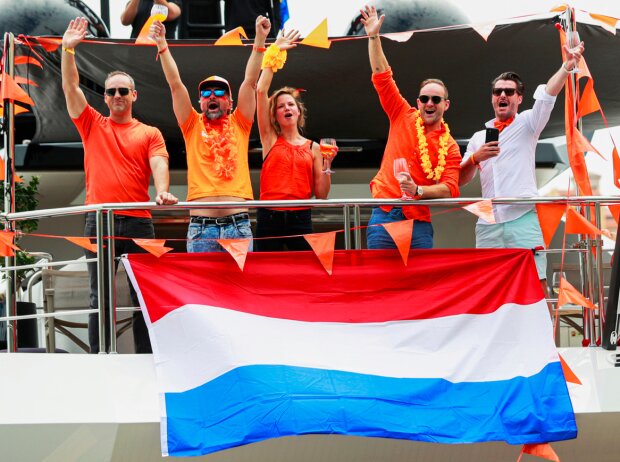 Fans mit Flagge der Niederlande