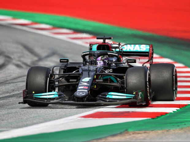 Lewis Hamilton rumpelt in Kurve 10 beim Grand Prix von Österreich auf dem Red-Bull-Ring in Spielberg 2021 über den Randstein und beschädigt sich in Runde 29 den Unterboden Lewis Hamilton rumpelt in Kurve 10 beim Grand Prix von Österreich auf dem Red-Bull-Ring in Spielberg 2021 über den Randstein und beschädigt sich in Runde 29 den Unterboden