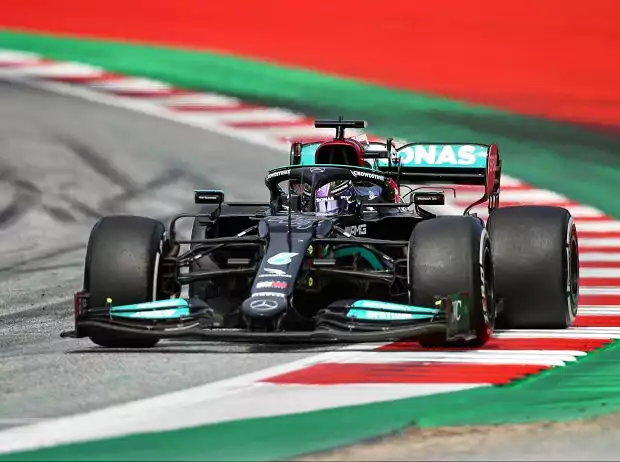 Lewis Hamilton rumpelt in Kurve 10 beim Grand Prix von Österreich auf dem Red-Bull-Ring in Spielberg 2021 über den Randstein und beschädigt sich in Runde 29 den Unterboden Titel-Bild zur News: Lewis Hamilton rumpelt in Kurve 10 beim Grand Prix von Österreich auf dem Red-Bull-Ring in Spielberg 2021 über den Randstein und beschädigt sich in Runde 29 den Unterboden