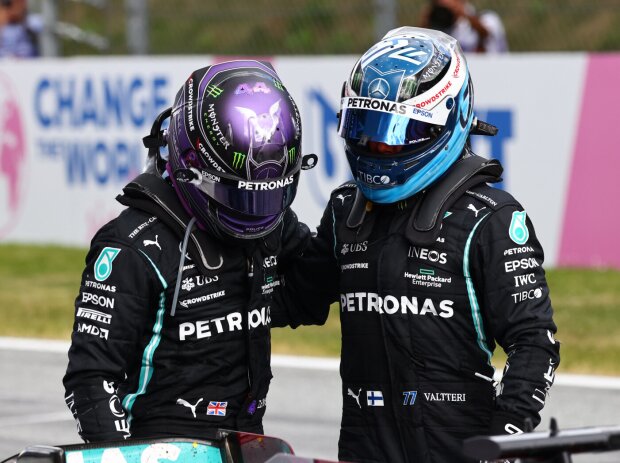 Titel-Bild zur News: Lewis Hamilton und Valtteri Bottas (Mercedes) vor der Siegerehrung nach dem Grand Prix der Steiermark auf dem Red-Bull-Ring in Spielberg (Österreich) 2021