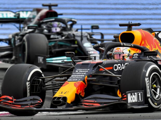 Max Verstappen (Red Bull) und Lewis Hamilton (Mercedes) nach dem Überholmanöver beim Grand Prix von Frankreich auf dem Circuit Paul Ricard in Le Castellet 2021
