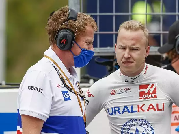 Titel-Bild zur News: Nikita Masepin und sein Haas-Renningenieur Dominic Haines vor dem Großen Preis von Österreich in Spielberg
