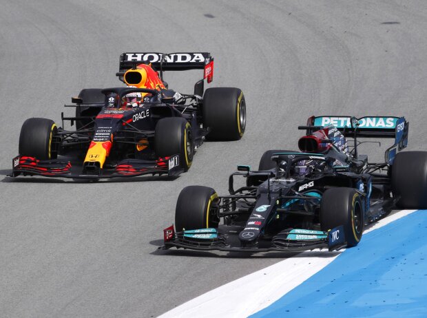 Titel-Bild zur News: Lewis Hamilton (Mercedes) und Max Verstappen (Verstappen) auf der Strecke in Barcelona
