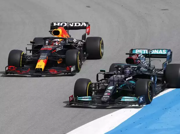 Lewis Hamilton (Mercedes) und Max Verstappen (Verstappen) auf der Strecke in Barcelona Titel-Bild zur News: Lewis Hamilton (Mercedes) und Max Verstappen (Verstappen) auf der Strecke in Barcelona