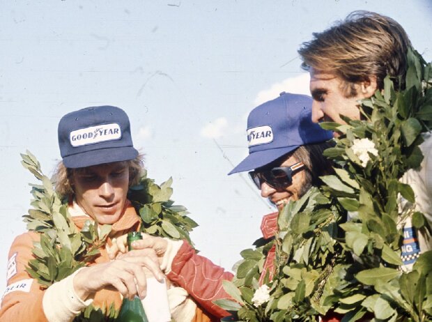 Emerson Fittipaldi, McLaren M23, James Hunt, Hesketh Ford 308, Carlos Reutemann, Brabham BT44B