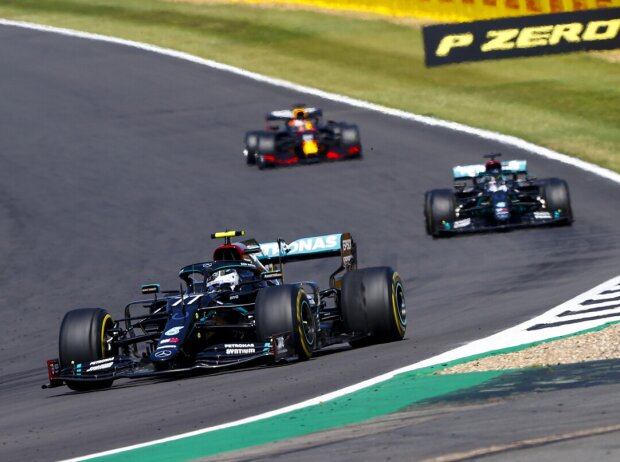 Titel-Bild zur News: Valtteri Bottas vor Lewis Hamilton (Mercedes) und Red Bulls Max Verstappen in Silverstone (Großbritannien)