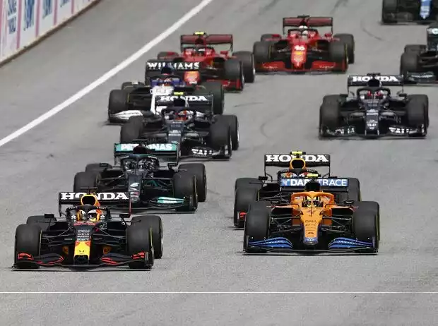 Formel-1-Startphase mit Max Verstappen im Red Bull RB16B beim Österreich-Grand-Prix 2021 in Spielberg Titel-Bild zur News: Formel-1-Startphase mit Max Verstappen im Red Bull RB16B beim Österreich-Grand-Prix 2021 in Spielberg