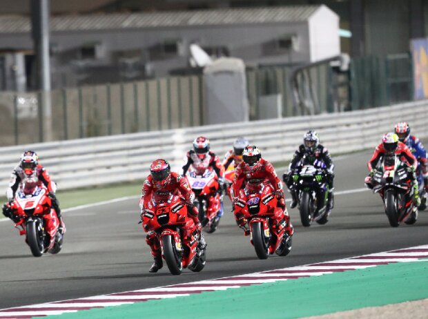 Titel-Bild zur News: Start zum MotoGP-Saisonauftakt 2021, dem GP Katar in Losail: Francesco Bagnaia führt