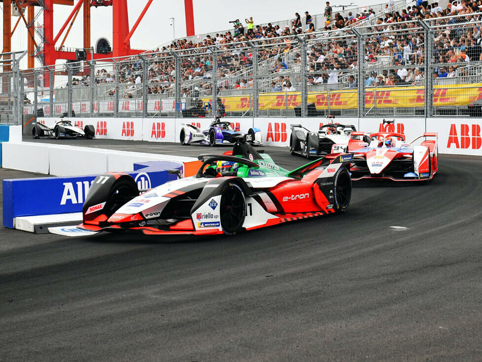 Formel-E-Autos beim Rennen in New York 2021