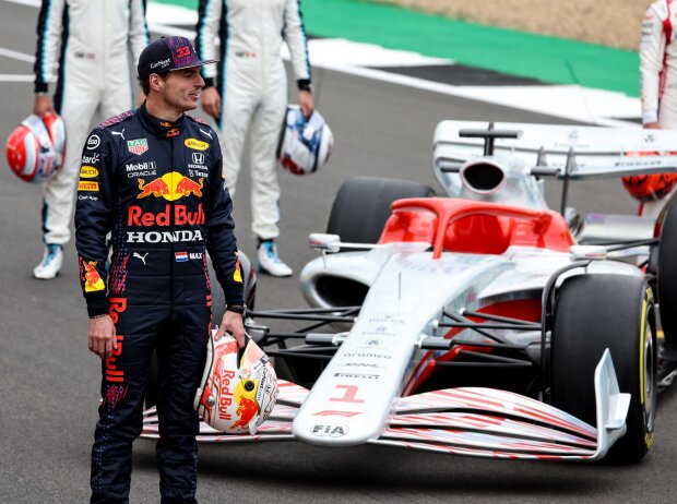 Titel-Bild zur News: Sergio Perez und Max Verstappen (beide Red Bull) bei der Präsentation des neuen Formel-1-Autos 2022 in Silverstone