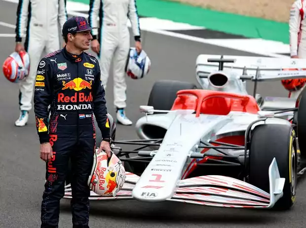 Sergio Perez und Max Verstappen (beide Red Bull) bei der Präsentation des neuen Formel-1-Autos 2022 in Silverstone Titel-Bild zur News: Sergio Perez und Max Verstappen (beide Red Bull) bei der Präsentation des neuen Formel-1-Autos 2022 in Silverstone