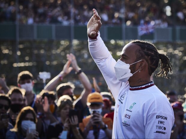 Titel-Bild zur News: Lewis Hamilton (Mercedes) winkt den Fans vor dem Großen Preis von Großbritannien in Silverstone