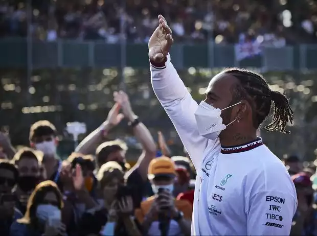 Titel-Bild zur News: Lewis Hamilton (Mercedes) winkt den Fans vor dem Großen Preis von Großbritannien in Silverstone