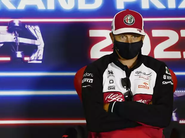 Kimi Räikkönen (Alfa Romeo) in der Pressekonferenz vor dem Großen Preis von Großbritannien in Silverstone Titel-Bild zur News: Kimi Räikkönen (Alfa Romeo) in der Pressekonferenz vor dem Großen Preis von Großbritannien in Silverstone