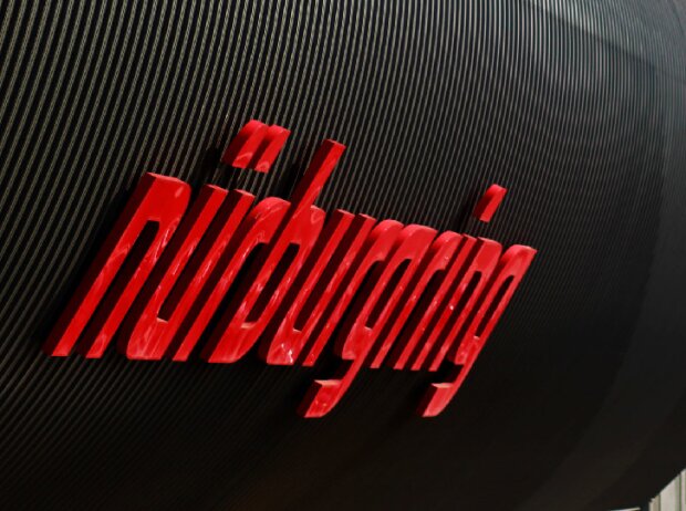Titel-Bild zur News: Logo des Nürburgrings auf einem Gebäude