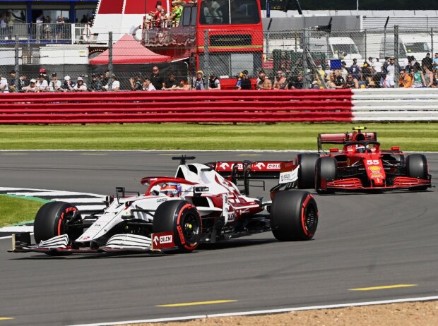 Titel-Bild zur News: Kimi Räikkönen im Alfa Romeo C41, Carlos Sainz im Ferrari SF21 im Freien Training zum Grand Prix von Großbritannien der Formel 1 2021 in Silverstone in England