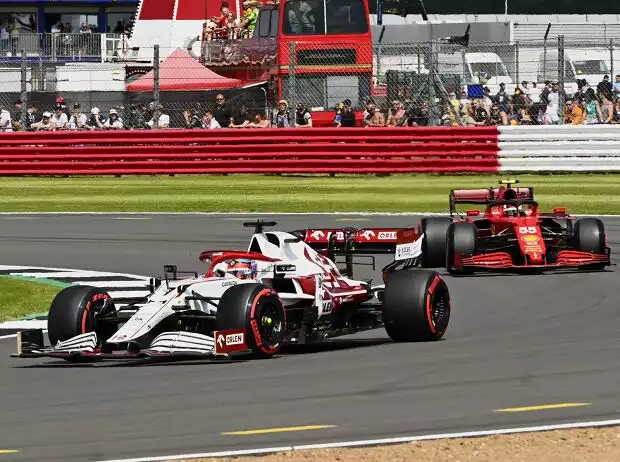 Kimi Räikkönen im Alfa Romeo C41, Carlos Sainz im Ferrari SF21 im Freien Training zum Grand Prix von Großbritannien der Formel 1 2021 in Silverstone in England Titel-Bild zur News: Kimi Räikkönen im Alfa Romeo C41, Carlos Sainz im Ferrari SF21 im Freien Training zum Grand Prix von Großbritannien der Formel 1 2021 in Silverstone in England
